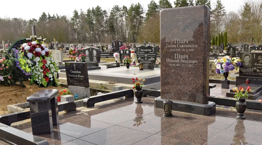 Надпись на памятник: белым 2