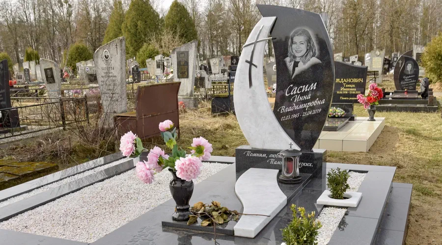 Надпись на памятник: белым 3